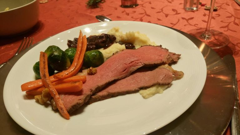 Roastbeef mit Selleriecreme und Rotweinzwiebeln