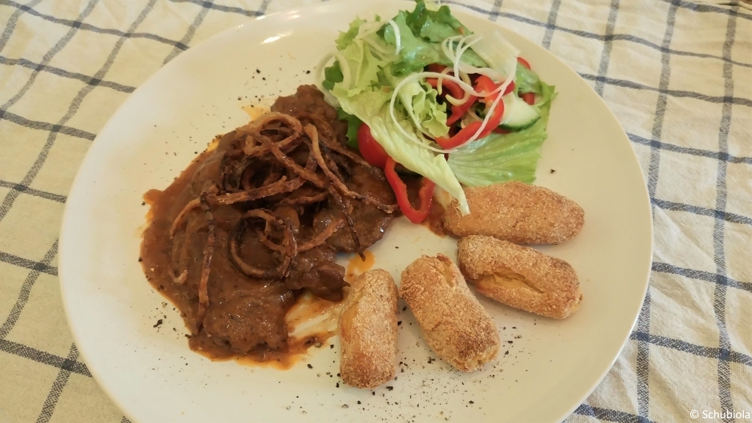Geschmorter Zwiebelrostbraten mit Kroketten