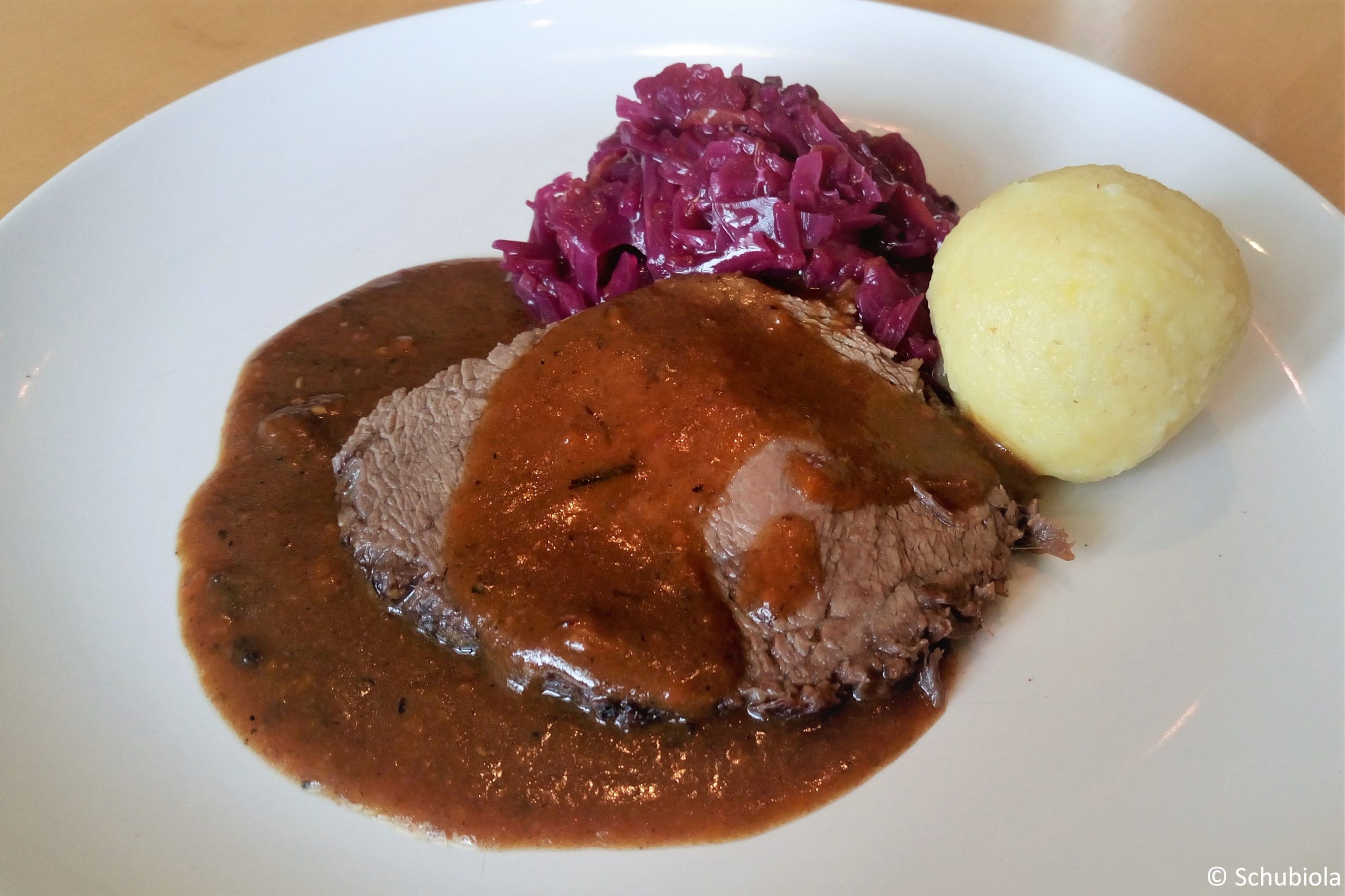Sauerbraten mit Erdäpfelknödel und Apfel-Rotkraut