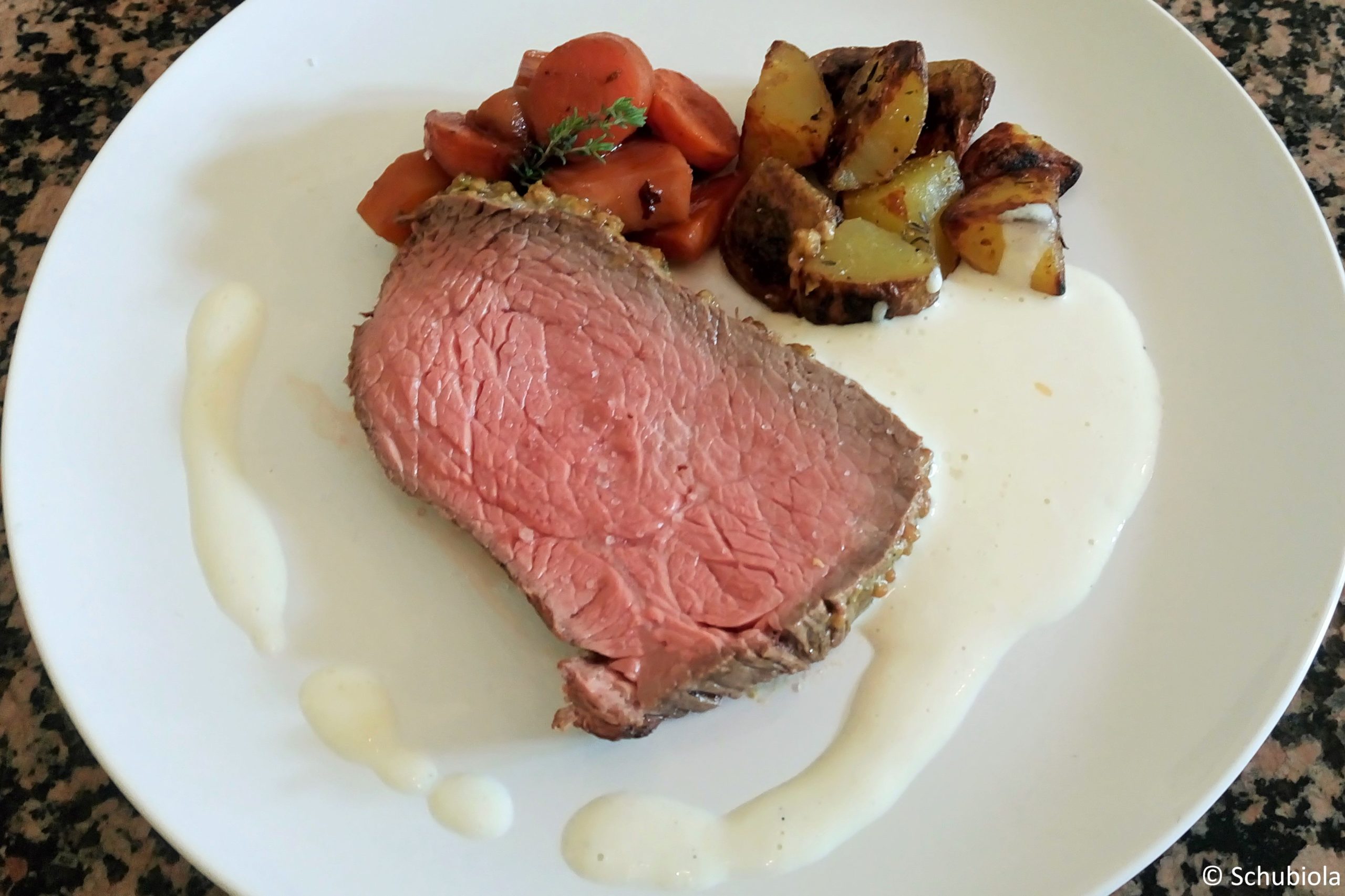 Rosagebratenes Hüferl mit Thymian-Senf-Kruste