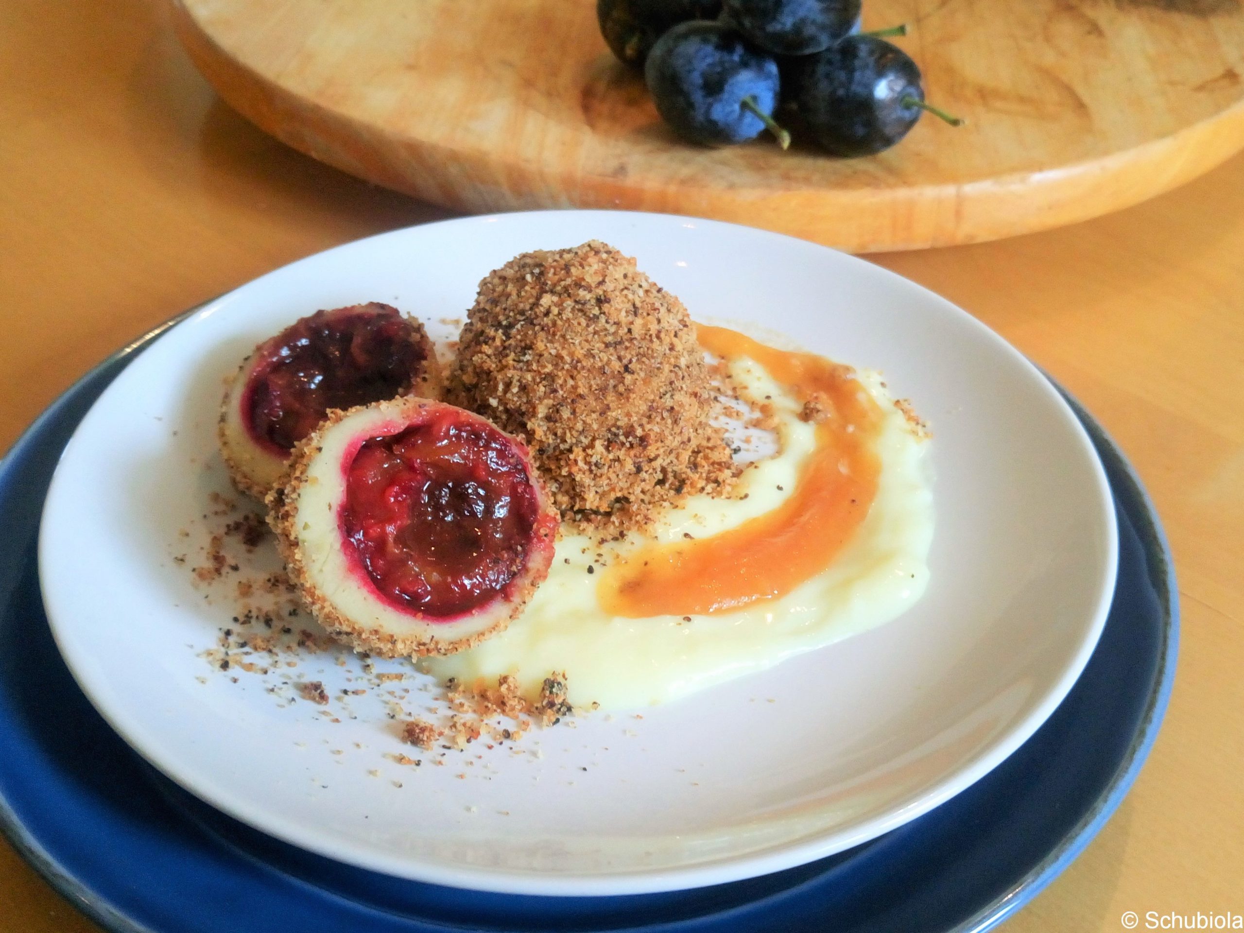 Zwetschken-Knödel mit Schokokern und Mohnbrösel