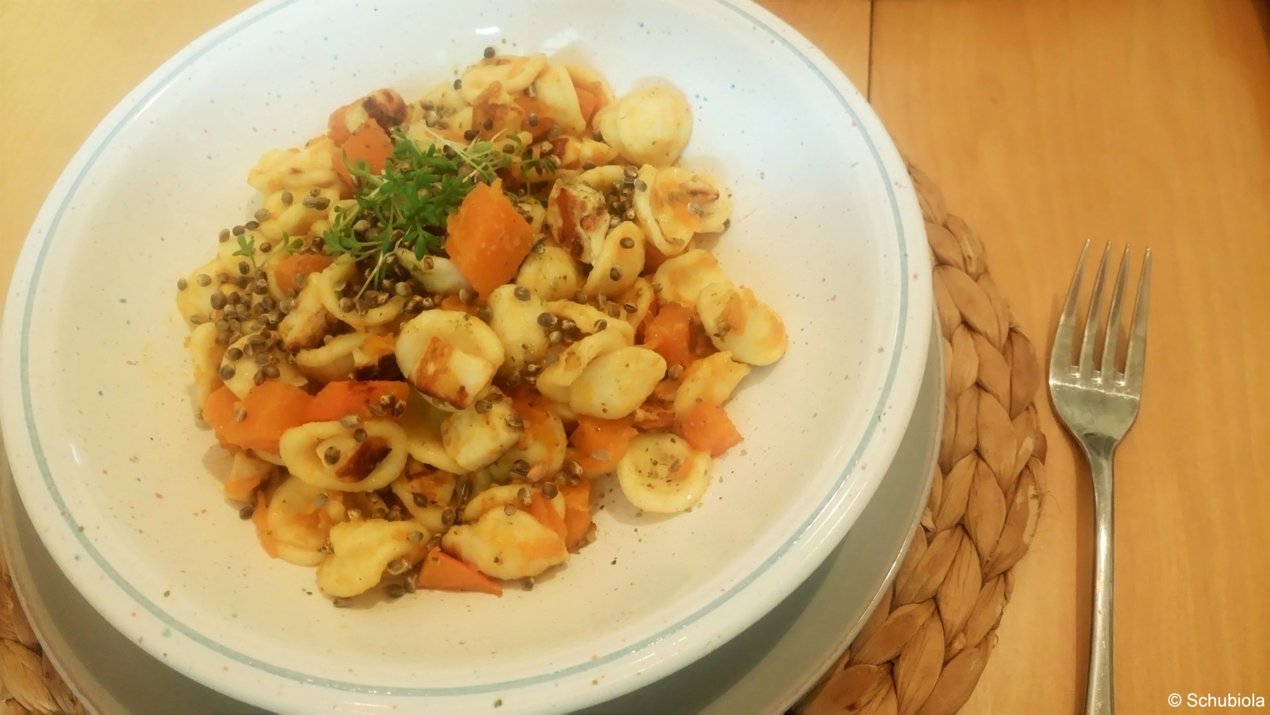 Pasta mit Kürbis, knusprigem Halloumi und Hanfsamen