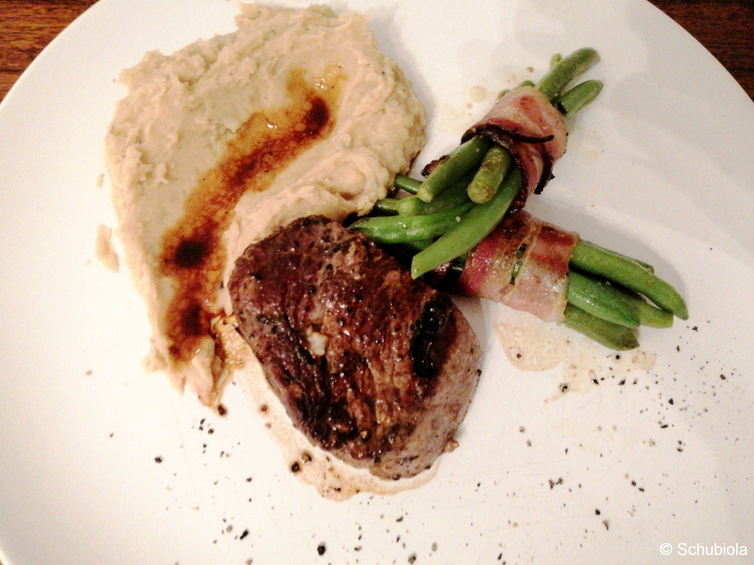 Filetsteak mit Speckfisolen und Bohnenmus