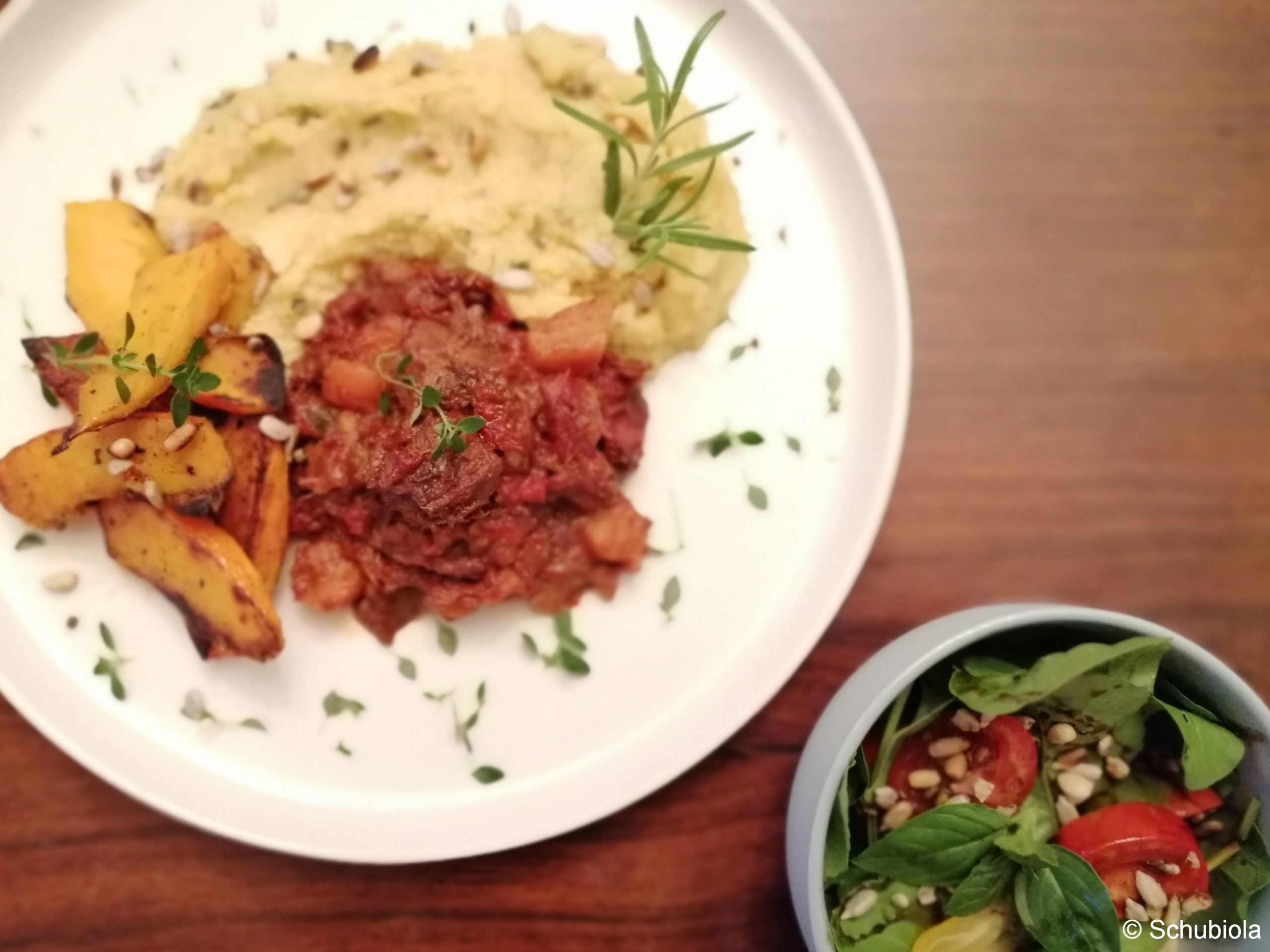 Mediterranes Ragù mit cremiger Rosmarinpolenta